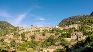 Kasaba güzel manzara Valldemossa pitoresk dağlar Mallorca, İspanya yer alır.