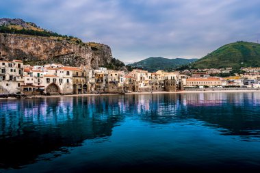 Geceleri, Sicilya Cefalu içinde görünüm Limanı ve eski evler