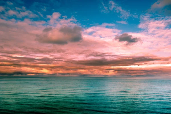 Vista multicolore surreale sul tramonto di una costa rocciosa . — Foto Stock