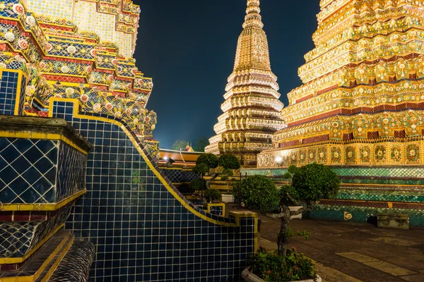 De vackert inredda pagoderna i Wat Pho templet i natt. — Stockfoto