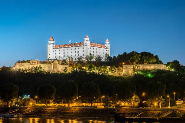 Nachtansicht der Burg Bratislava in der Hauptstadt der Slowakischen Republik. — Stockfoto