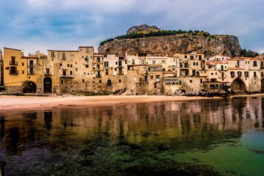 Geceleri, Sicilya Cefalu içinde görünüm Limanı ve eski evler