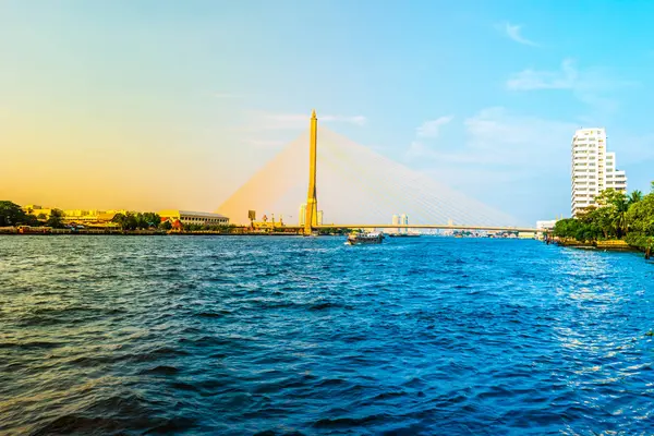 Paisaje urbano de Bangkok visto a través del río Chopraya — Foto de Stock