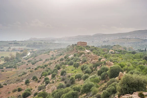 Coucher de soleil dans la vallée des temples à Agrigente en Sicile — Photo