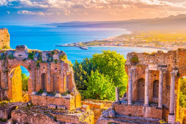 Gün batımında Taormina tiyatro kalıntıları.