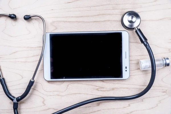 TabletPC med medicinska föremål på ett skrivbord — Stockfoto