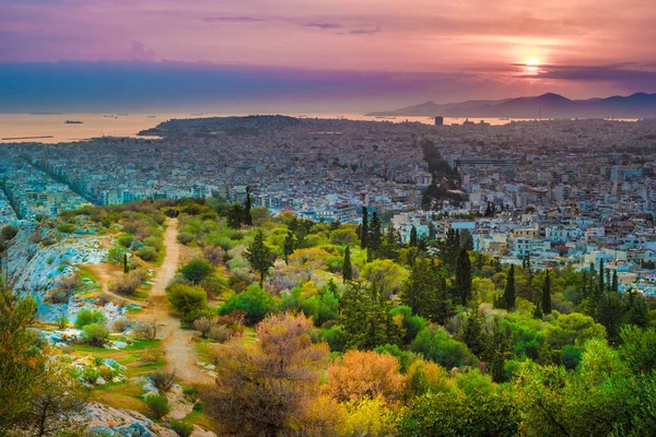 Panorama von Athen bei Sonnenuntergang. schönes Stadtbild — Stockfoto