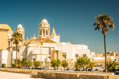 Cadiz güzel manzarasına Katedrali ve Iglesia Santa Cruz ile