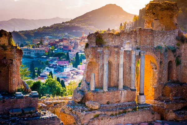 Ruinerna av Taormina Theater vid solnedgången. — Stockfoto