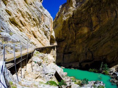 Caminito Del Rey dağ yolu boyunca dik kayalıklarla güzel görünümü