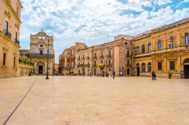 Piazza Duomo ve Syracuse Katedrali.