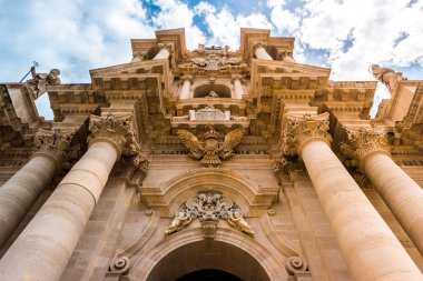 Piazza Duomo ve Syracuse Katedrali.