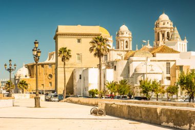 Cadiz güzel manzarasına Katedrali ve Iglesia Santa Cruz ile