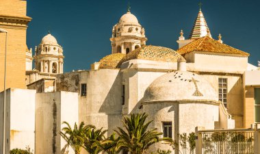 Cadiz güzel manzarasına Katedrali ve Iglesia Santa Cruz ile