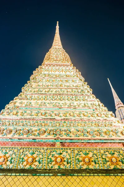 Красиво украшенные пагоды храма Ват Пхо ночью . — стоковое фото