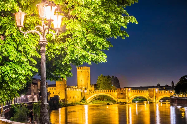 Castle Vecchio at summer night in Verona, Italy — Stock Photo, Image