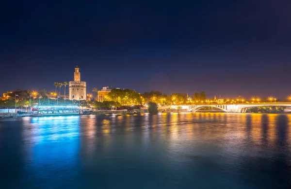 Utsikt över Gyllene tornet, Torre del Oro, i Sevilla, Andalusien, Spanien — Stockfoto