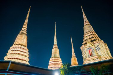 Güzel dekore edilmiş pagodadan gece Wat Pho Tapınağı.