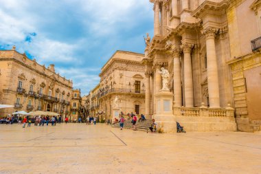 Piazza Duomo ve Syracuse Katedrali.