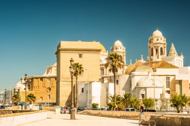 Cadiz güzel manzarasına Katedrali ve Iglesia Santa Cruz ile