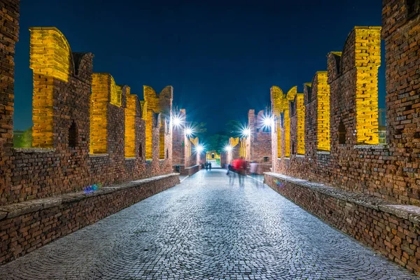 Kasteel Vecchio op zomeravond in Verona, Italië — Stockfoto