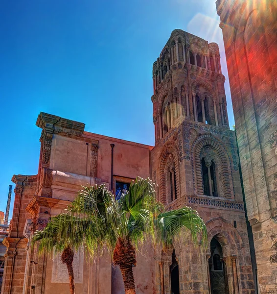 Campanario de la iglesia Martorana con palmeras, Palermo. Sicilia . —  Fotos de Stock