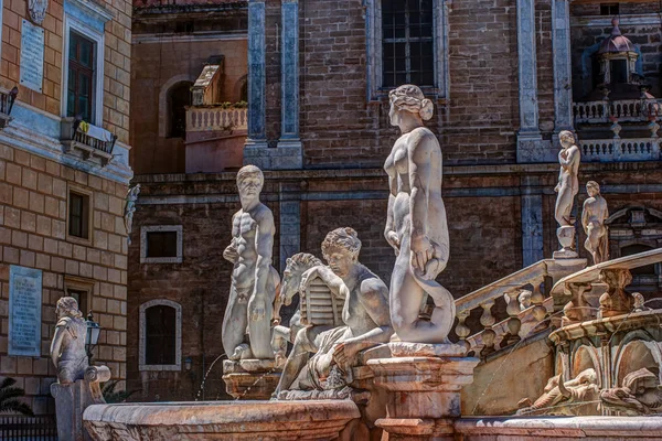 Famous fountain of shame on baroque Piazza Pretoria, Palermo, Sicily — Stock Photo, Image