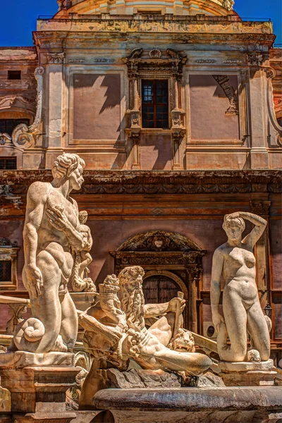 Famosa fuente de vergüenza en la barroca Piazza Pretoria, Palermo, Sicilia — Foto de Stock