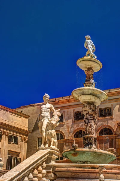 Famosa fuente de vergüenza en la barroca Piazza Pretoria, Palermo, Sicilia — Foto de Stock