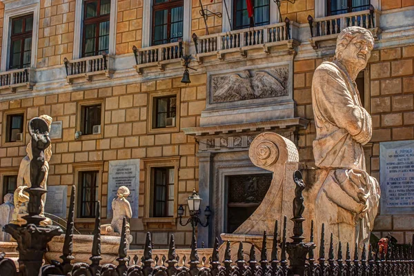 Famosa fuente de vergüenza en la barroca Piazza Pretoria, Palermo, Sicilia — Foto de Stock