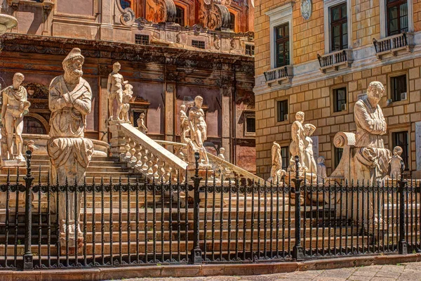 Famosa fuente de vergüenza en la barroca Piazza Pretoria, Palermo, Sicilia — Foto de Stock