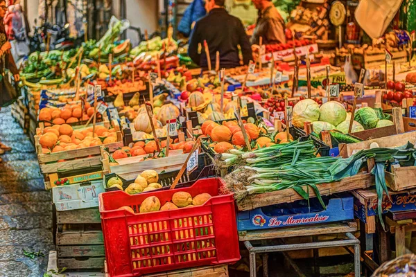 Färska grönsaker på en marknad i Palermo — Stockfoto