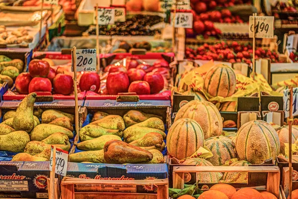 Färska grönsaker på en marknad i Palermo — Stockfoto