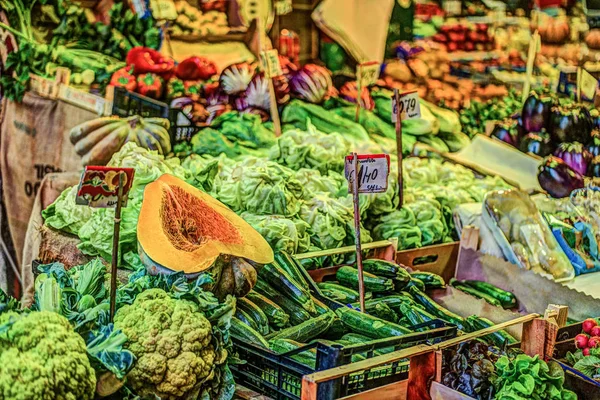 Verdure fresche in un mercato a Palermo — Foto Stock