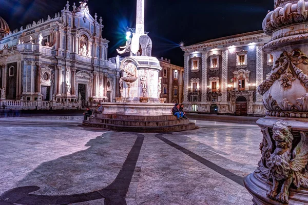 Vista notturna della Piazza del Duomo a Catania, Sicilia, Italia . — Foto Stock