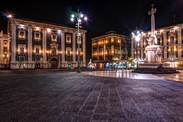 Vista nocturna de la Piazza del Duomo en Catania, Sicilia, Italia . — Foto de Stock