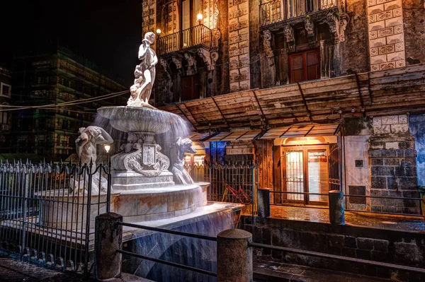 Vista nocturna de la Piazza del Duomo en Catania, Sicilia, Italia . — Foto de Stock