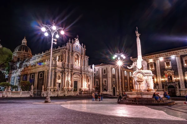 Vista noturna da Piazza del Duomo em Catania, Sicília, Itália . — Fotografia de Stock