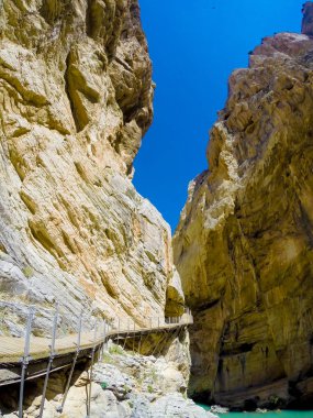 Caminito Del Rey dağ yolu boyunca dik kayalıklarla güzel görünümü