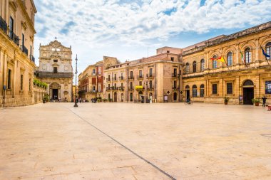 Piazza Duomo ve Syracuse Katedrali.