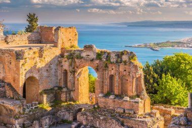 Gün batımında Taormina tiyatro kalıntıları.