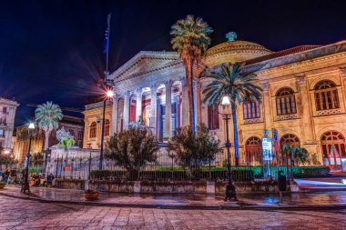 Teatro Massimo - Opera ve bale Tiyatrosu Verdi Meydanı'nda akşam görünümünü
