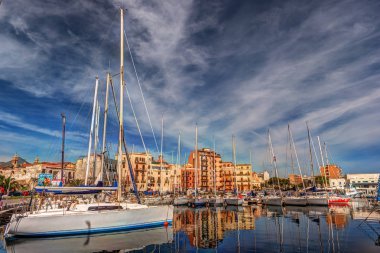 Tekneler ve yatlar La Cala Bay, Palermo'da eski liman Park