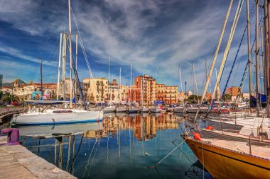 Tekneler ve yatlar La Cala Bay, Palermo'da eski liman Park