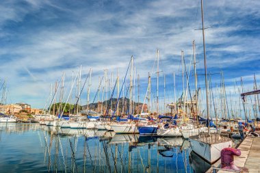 Tekneler ve yatlar La Cala Bay, Palermo'da eski liman Park