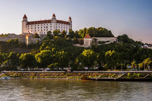 Bratislava Burg in der Hauptstadt der Slowakischen Republik. — Stockfoto