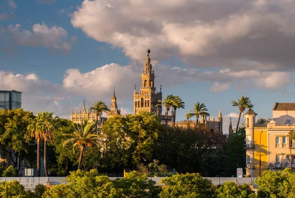 Giralda Spire Campanile della Cattedrale di Siviglia . — Foto Stock