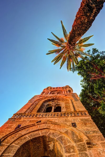 Klokkentoren van de kerk van Martorana met palmbomen, Palermo. Sicilië. — Stockfoto