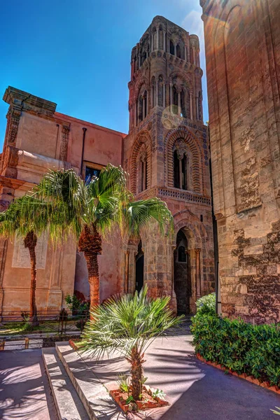 Campanario de la iglesia Martorana con palmeras, Palermo. Sicilia . —  Fotos de Stock