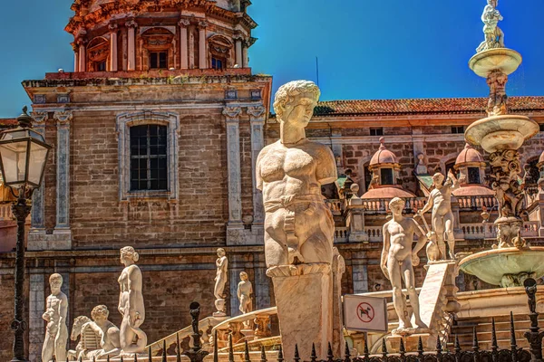 Famosa fonte de vergonha na barroca Piazza Pretoria, Palermo, Sicília — Fotografia de Stock